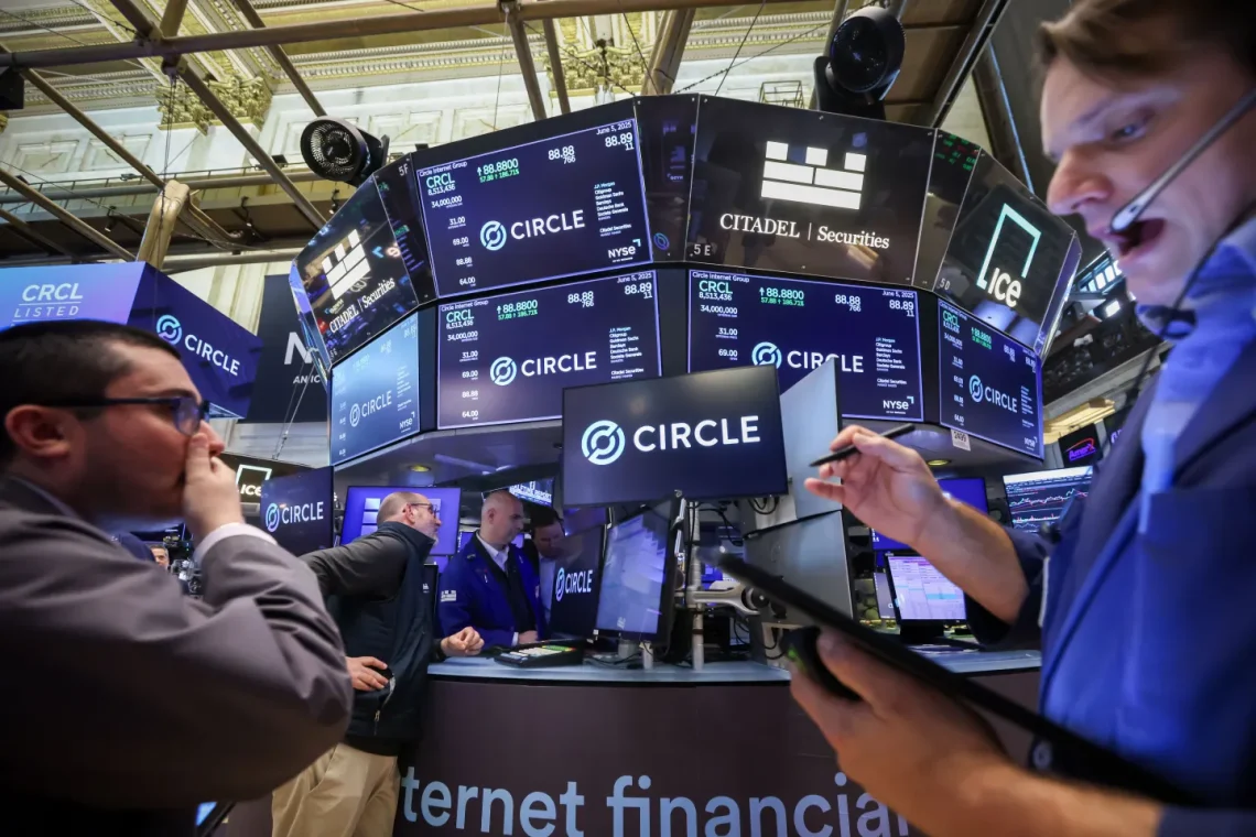 Big Tech Eyes Stablecoins as Circle Soars – Apple, X, Airbnb & Google Explore Integration to Cut Costs